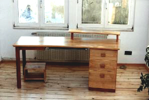 Schreibtisch aus Kirschbaumholz